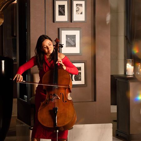 Fairmont Riyadh Bagian luar foto Cellist and singer