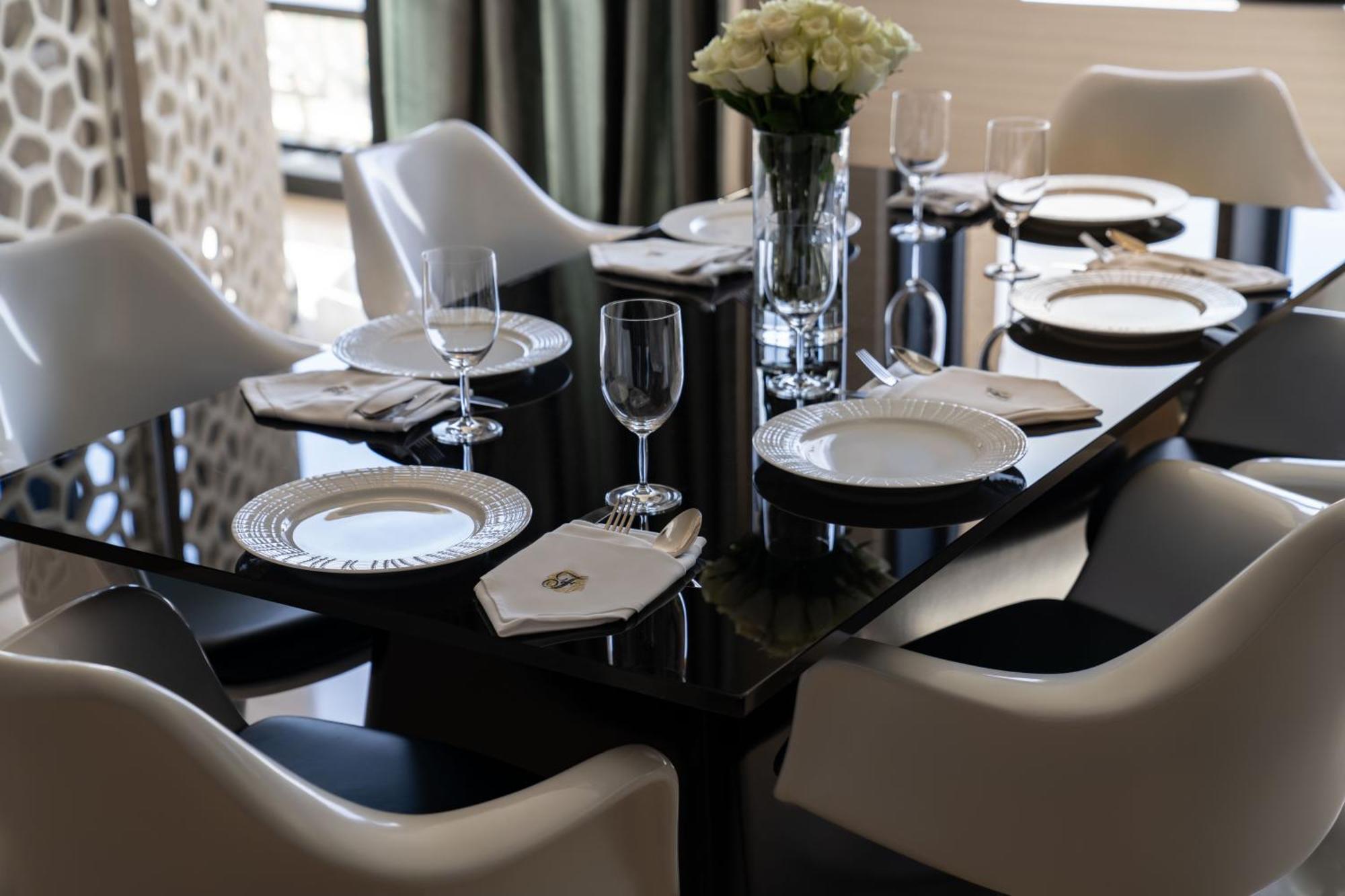 Fairmont Riyadh Bagian luar foto A table set for a formal dinner