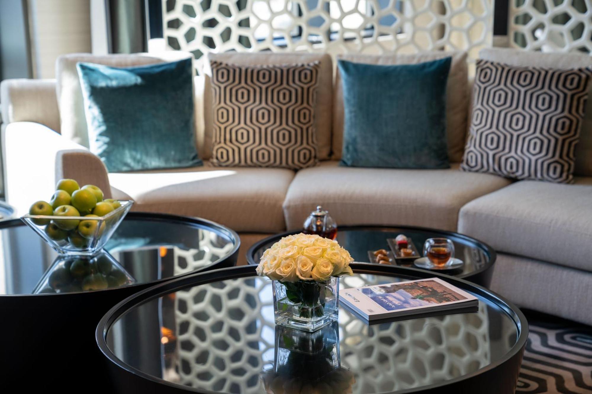 Fairmont Riyadh Bagian luar foto A living room at the Ritz-Carlton, DIFC