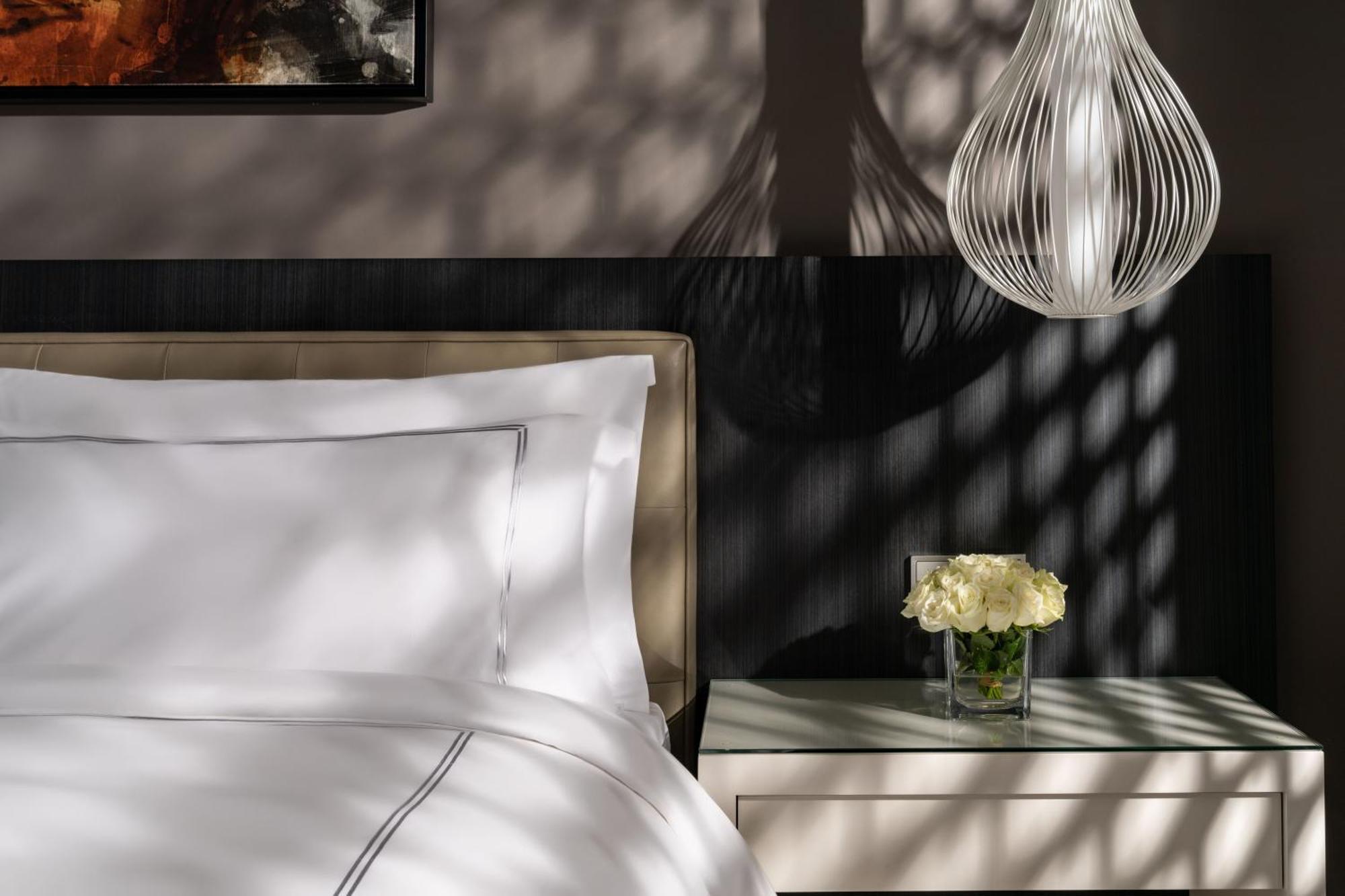 Fairmont Riyadh Bagian luar foto A guest room at The St. Regis Dubai