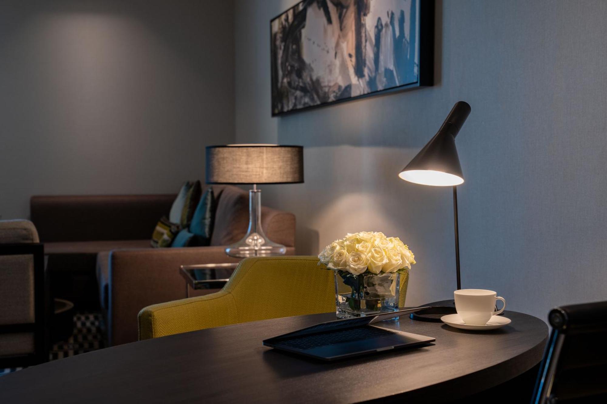 Fairmont Riyadh Bagian luar foto A table lamp