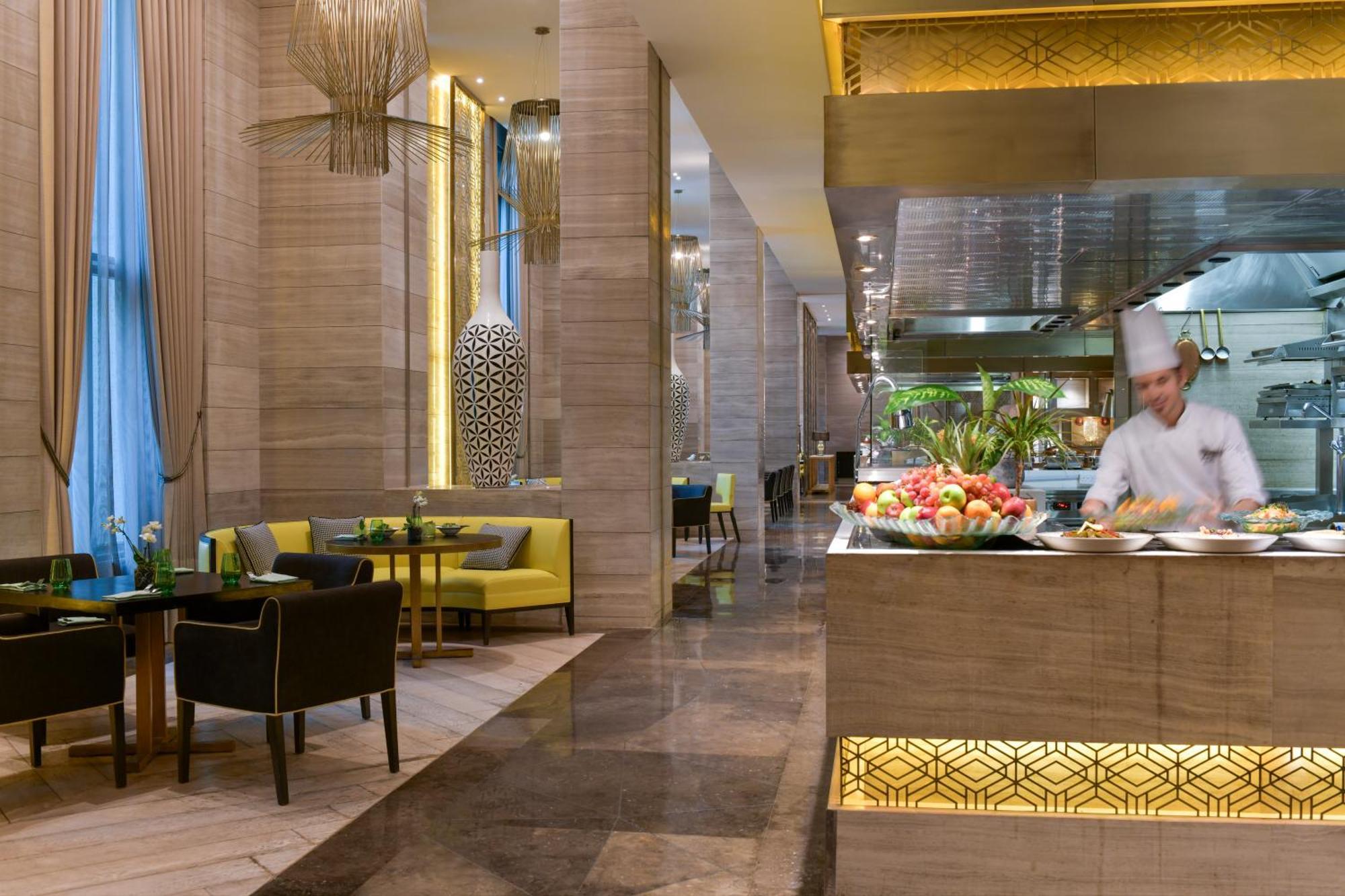 Fairmont Riyadh Bagian luar foto The restaurant