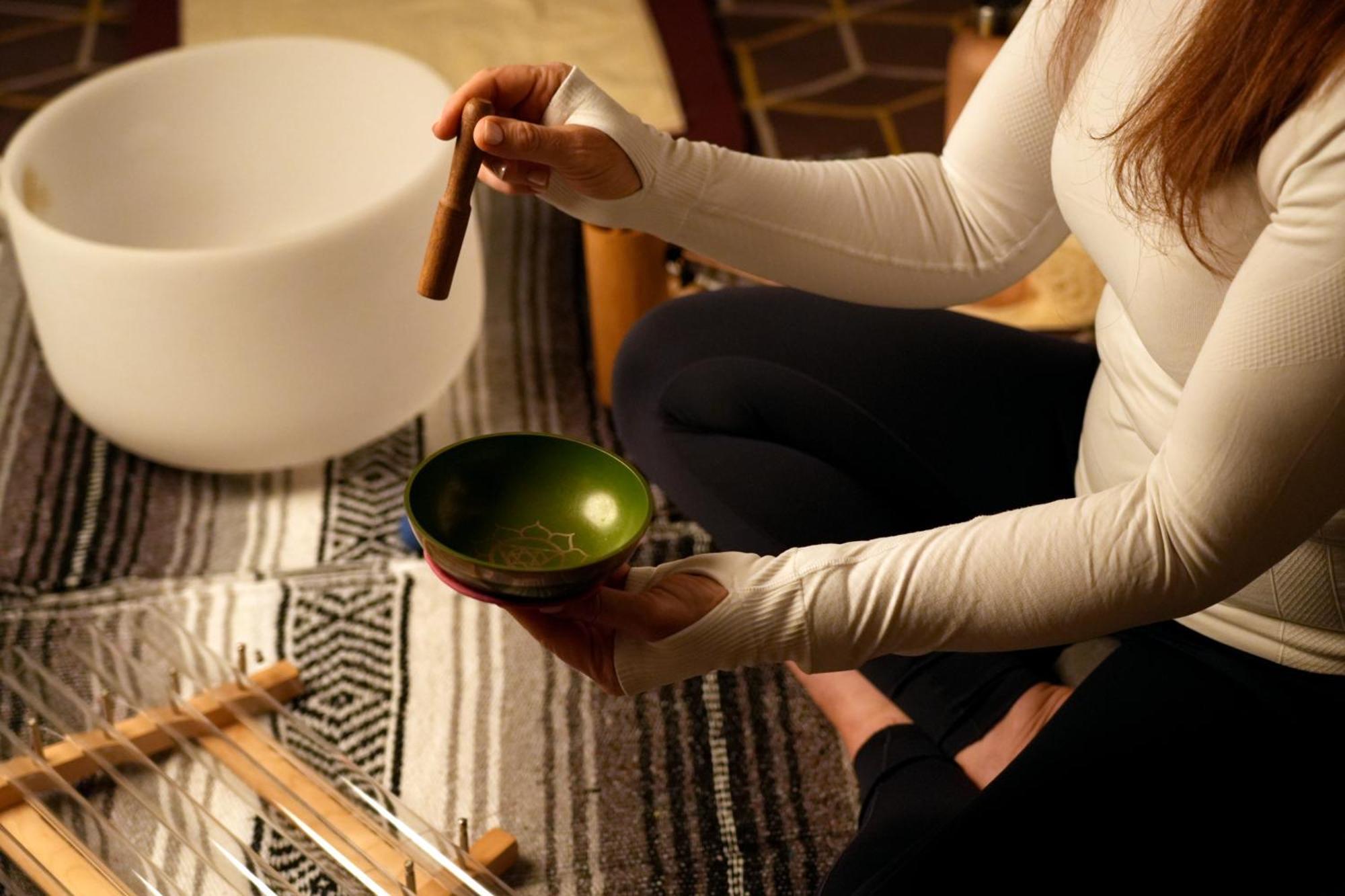 Fairmont Riyadh Bagian luar foto A woman playing a singing bowl