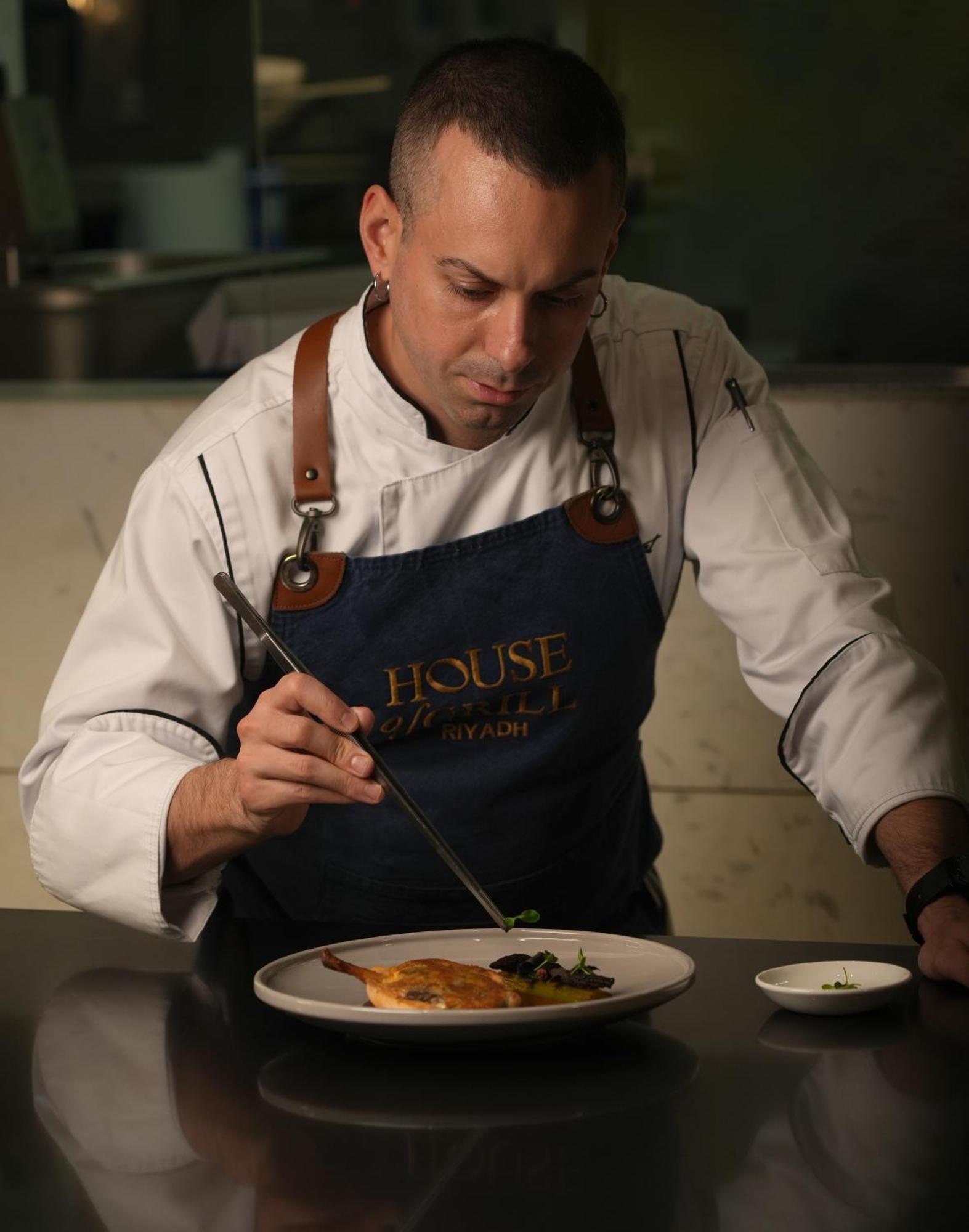 Fairmont Riyadh Bagian luar foto A chef preparing a meal