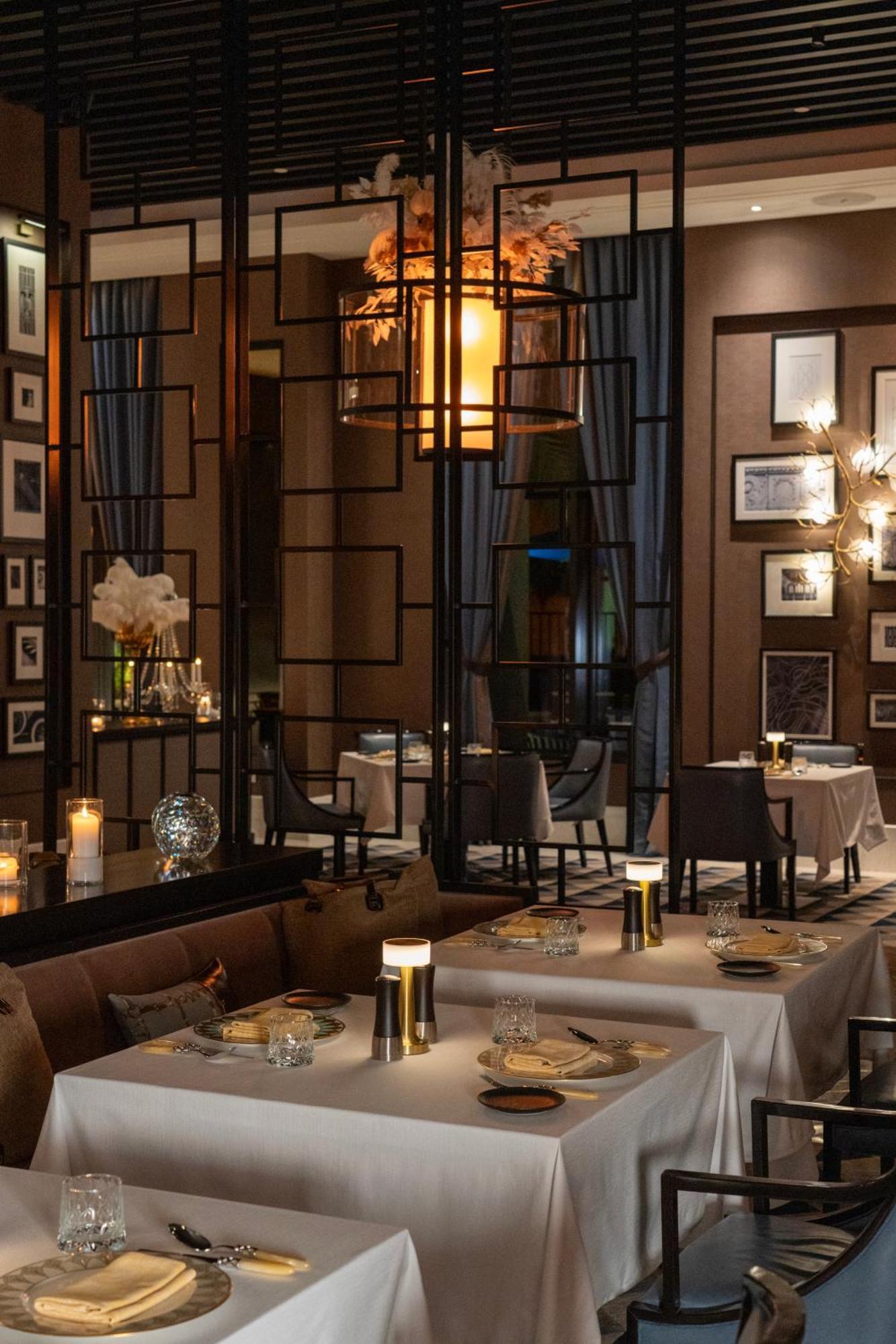 Fairmont Riyadh Bagian luar foto The interior of the restaurant