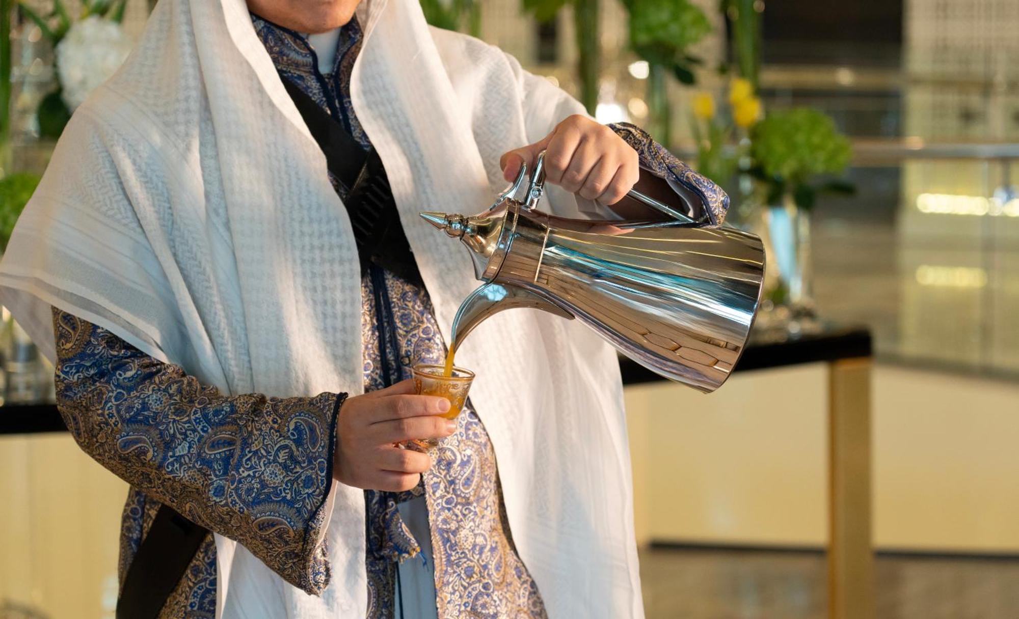 Fairmont Riyadh Bagian luar foto Arabic coffee being served