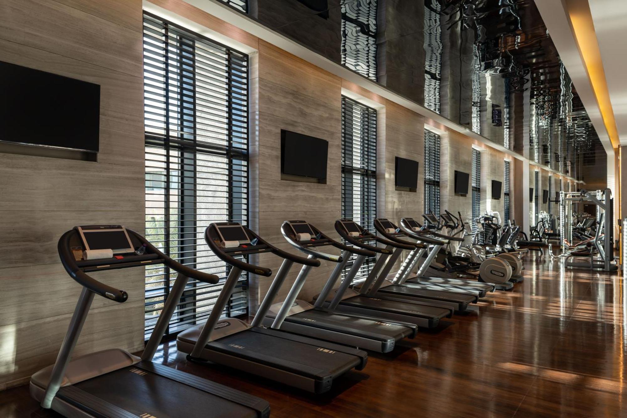 Fairmont Riyadh Bagian luar foto The gym at the hotel