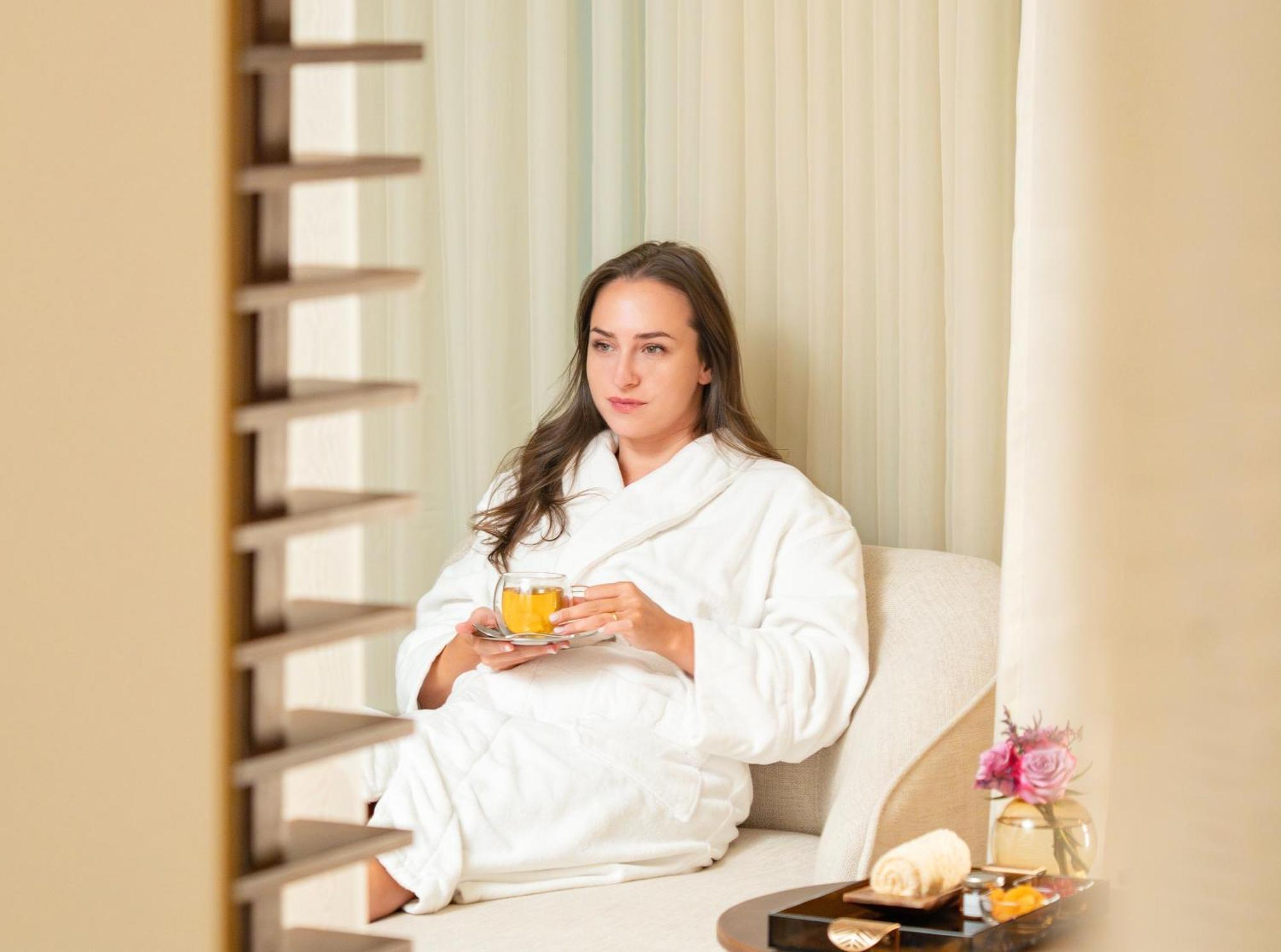 Fairmont Riyadh Bagian luar foto A woman wearing a bathrobe