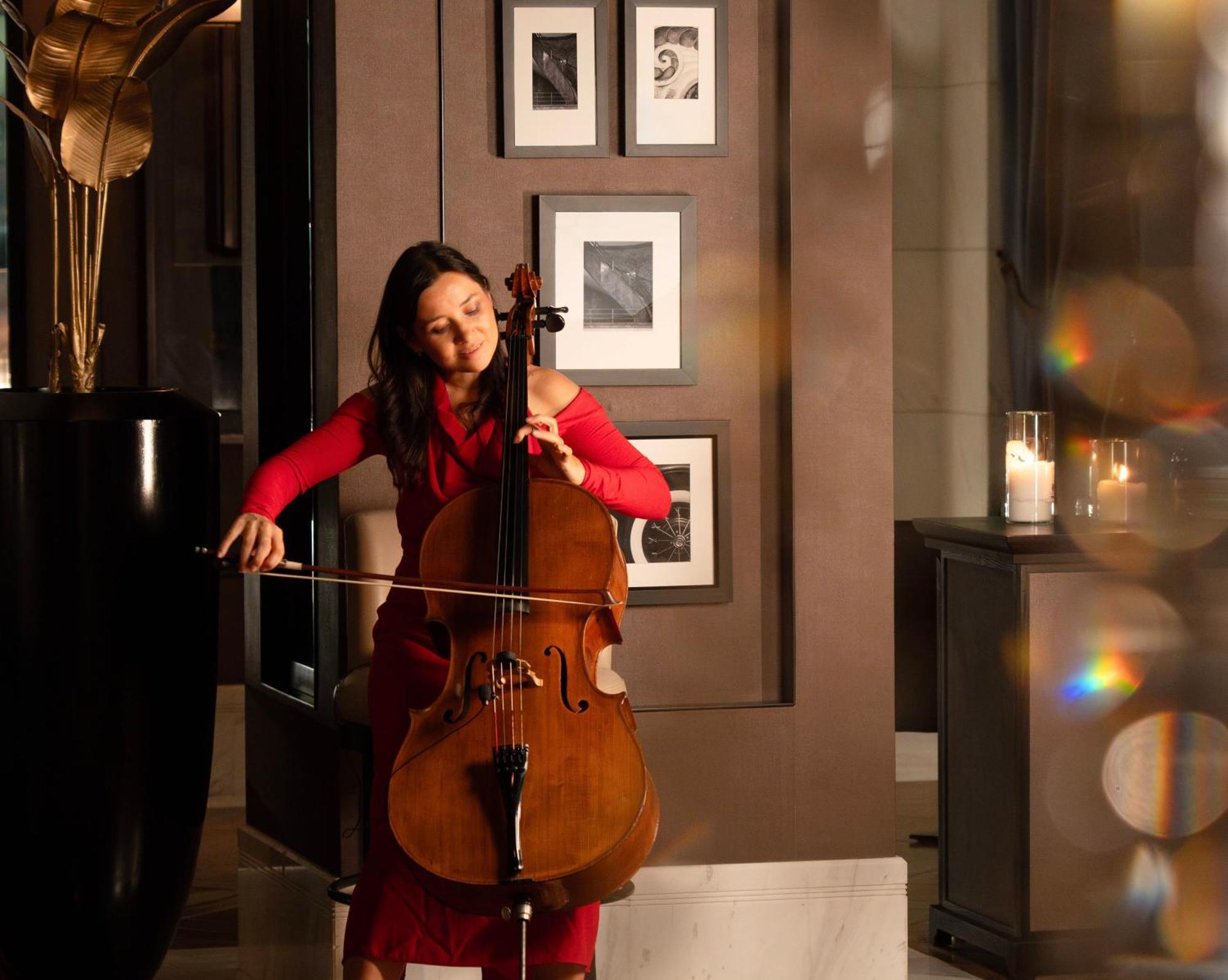 Fairmont Riyadh Bagian luar foto Cellist and singer