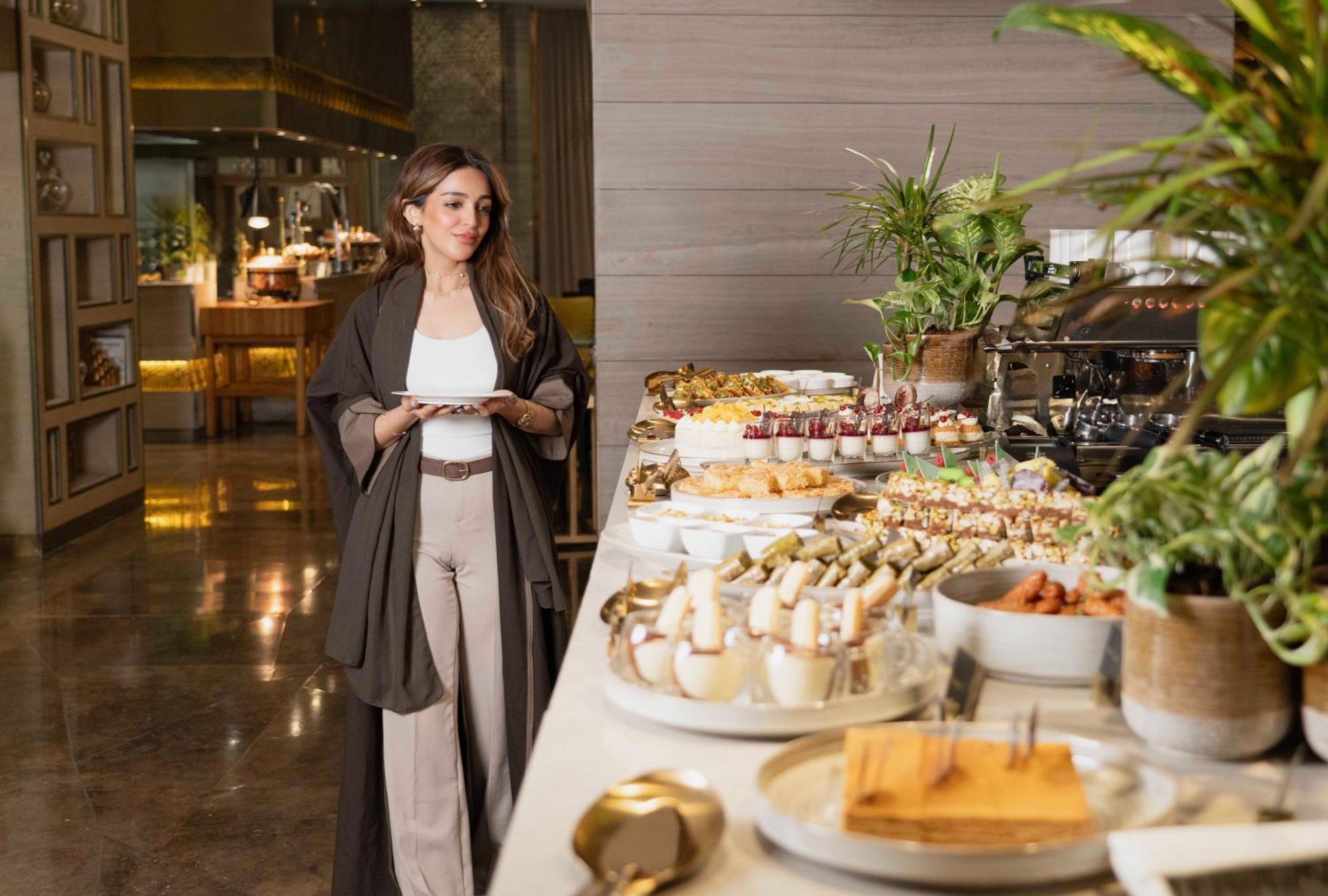 Fairmont Riyadh Bagian luar foto A woman wearing an abaya