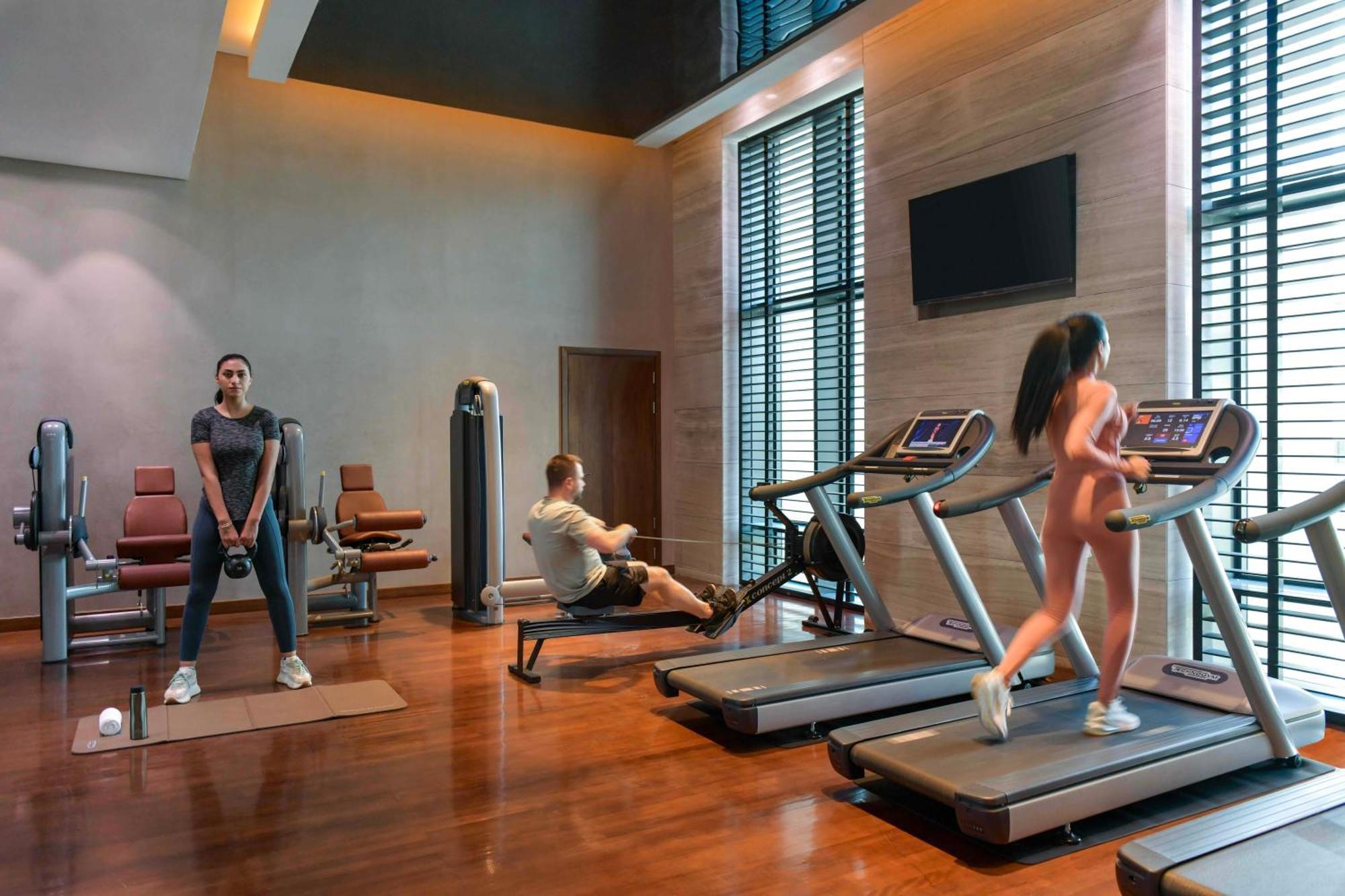 Fairmont Riyadh Bagian luar foto The gym at the hotel