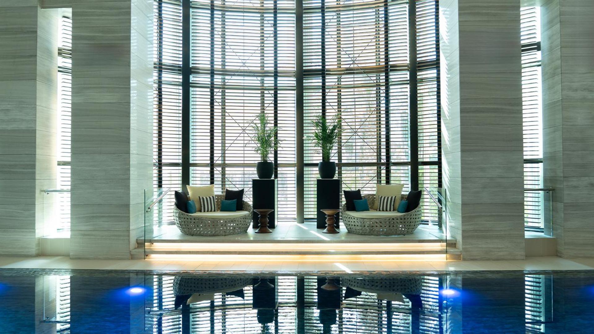 Fairmont Riyadh Bagian luar foto The pool at the hotel