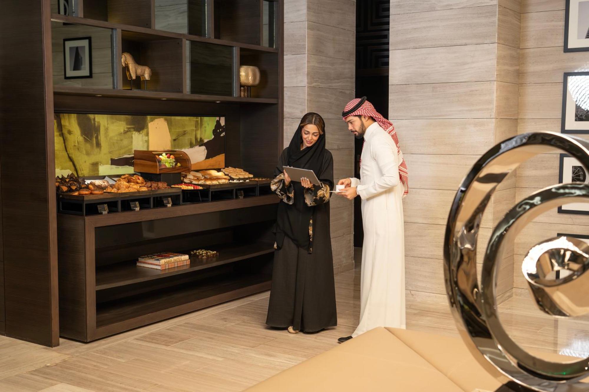 Fairmont Riyadh Bagian luar foto A couple in traditional Arab clothing