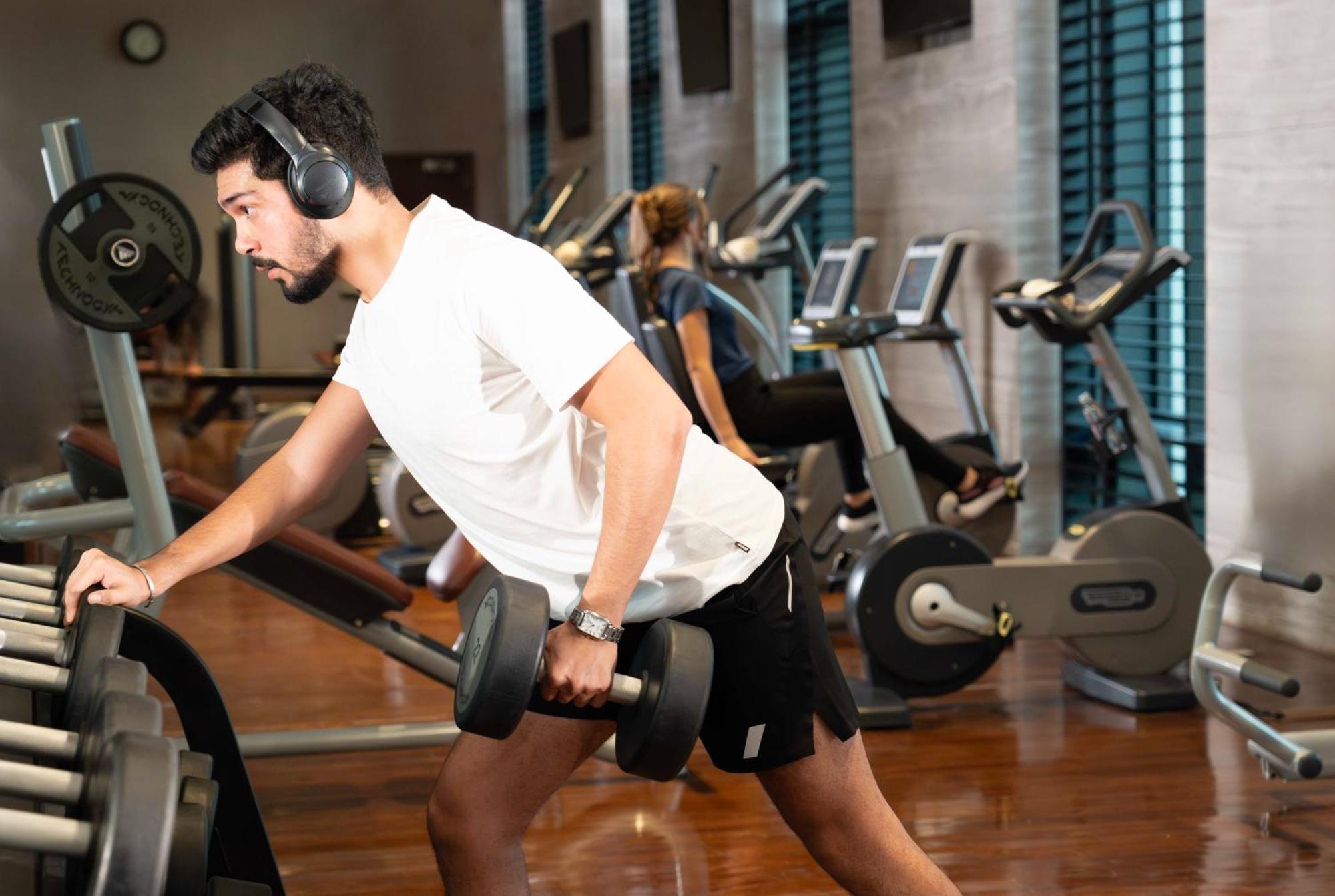 Fairmont Riyadh Bagian luar foto A man working out with a barbell