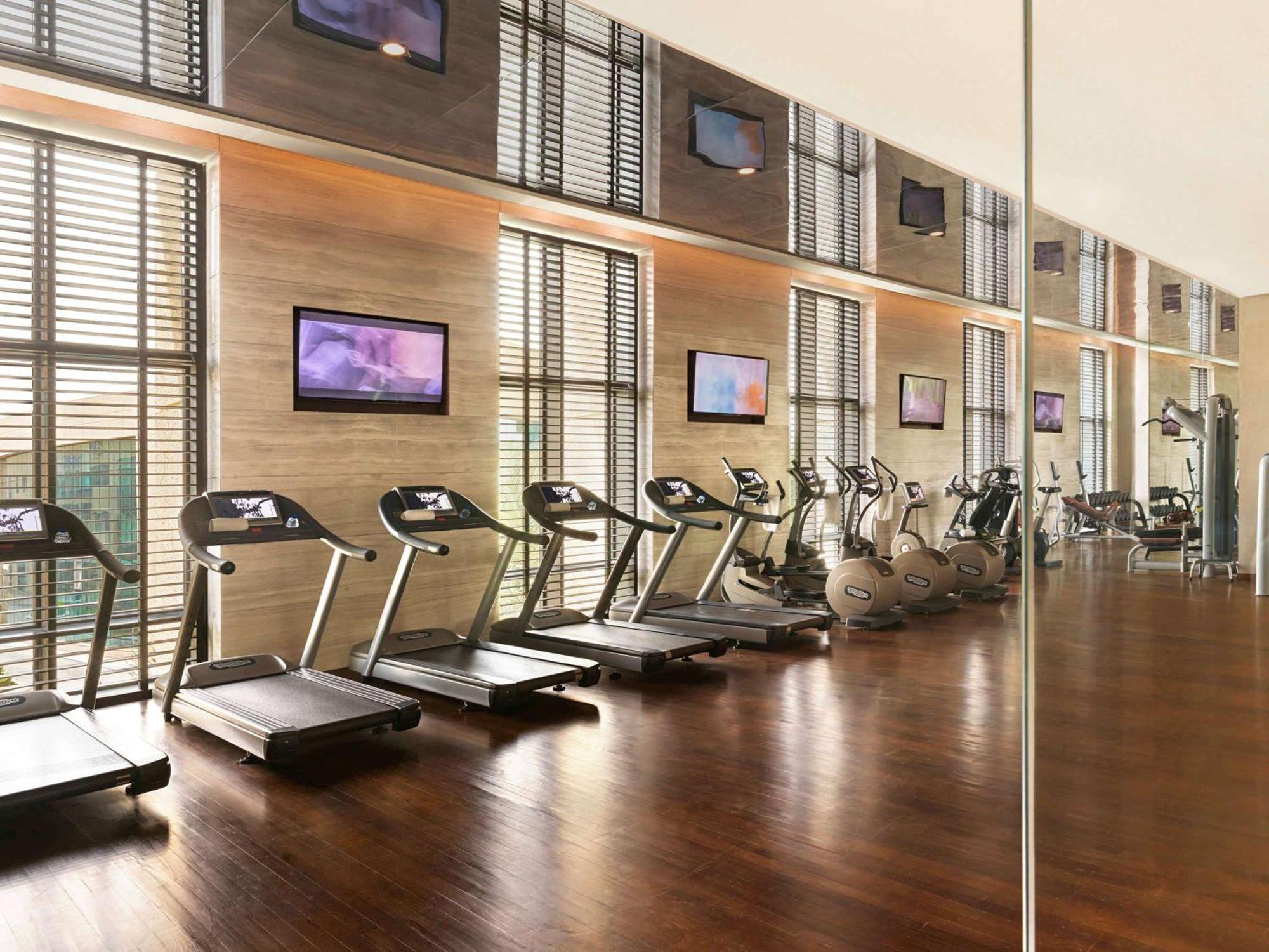 Fairmont Riyadh Bagian luar foto The gym at the hotel